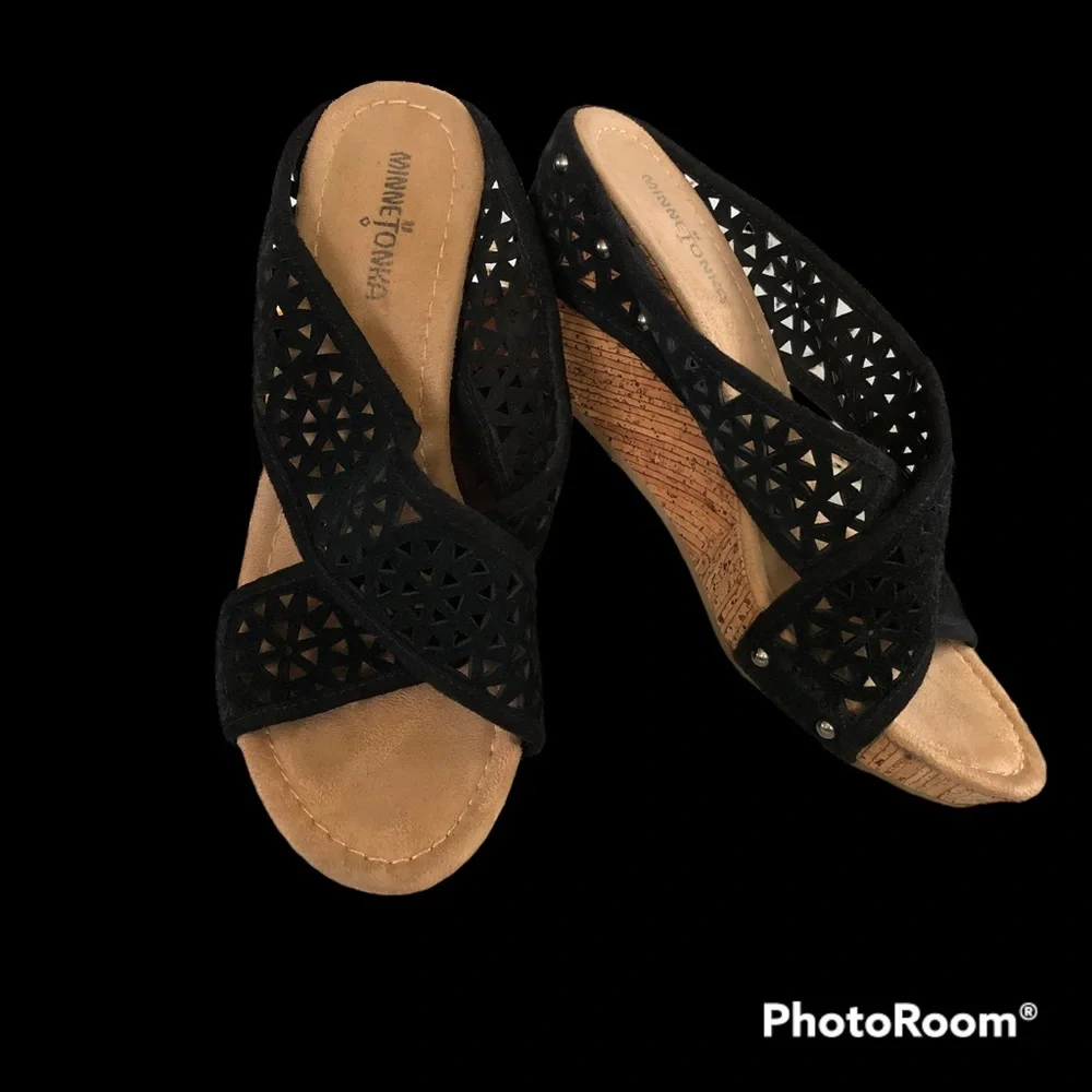 Minnetonka Lainey Suede Crisscross Comfort Platform Wedges in Black. Size 9